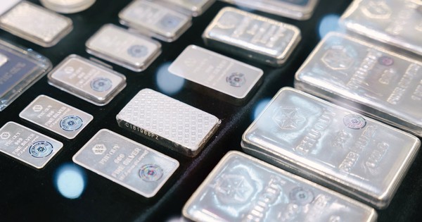 Giá bạc thỏi bật tăng sáng ngày 9/2