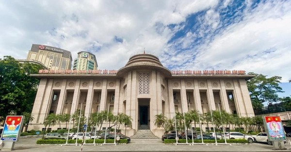 Thị trường tiền tệ tuần qua: NHNN bơm mới cho hệ thống ngân hàng gần 230.000 tỷ, giá đô la tự do tăng nóng