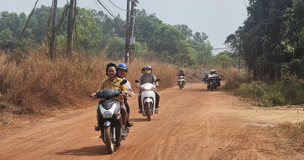 Ám ảnh với bụi đất đỏ khi đi qua đường Lò Lu ở phường Chánh Hiệp, TPHCM