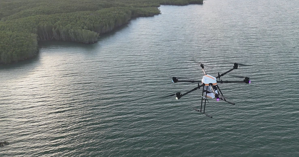 NÓNG: Chính thức khai trương tuyến giao hàng vượt biển bằng UAV đầu tiên, 2kg hàng bay 12km mất 15 phút
