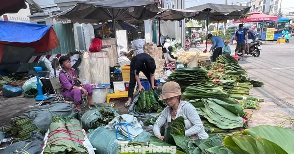 Ngỡ ngàng với chợ lá dong 'mỗi năm mở một lần' ở TPHCM