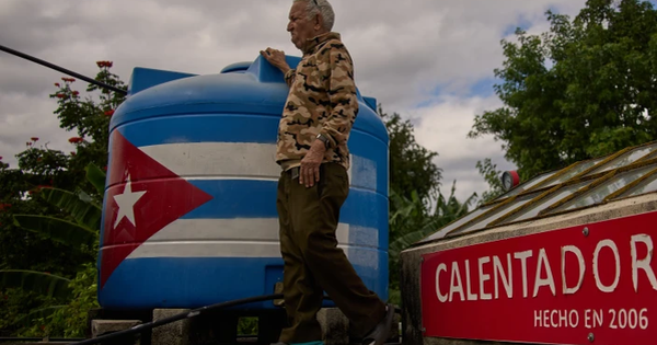 Tàu hải quân Mexico chở hàng trăm tấn hàng viện trợ đến Cuba