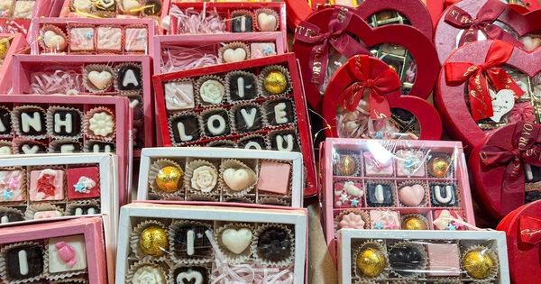 Trùng với Tết Nguyên đán, thị trường Valentine bị lấn át, vắng khách bất ngờ