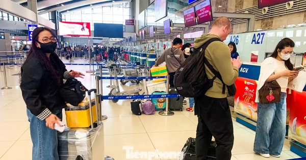 Lạ thường sân bay Nội Bài sáng 29 Tết