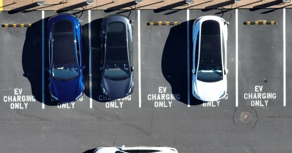 Đốt 65 tỷ USD trong 1 năm vì xe điện rồi ‘vỡ mộng’, các tập đoàn quay về làm ô tô xăng