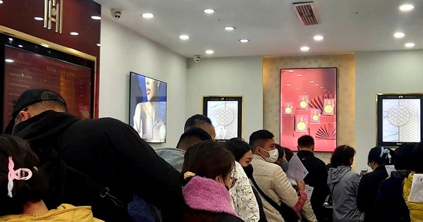 Người phụ nữ 30 năm nói không với vàng, bỗng nhiều ngày đều đi mua, lý do khiến ai cũng cảm động