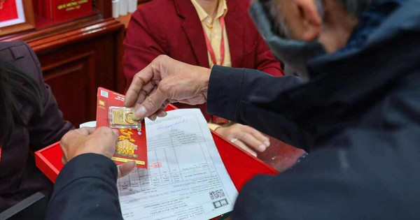 Giá vàng hôm nay 17/2: Quay đầu đi xuống, mất ngưỡng 5.000 USD/ounce