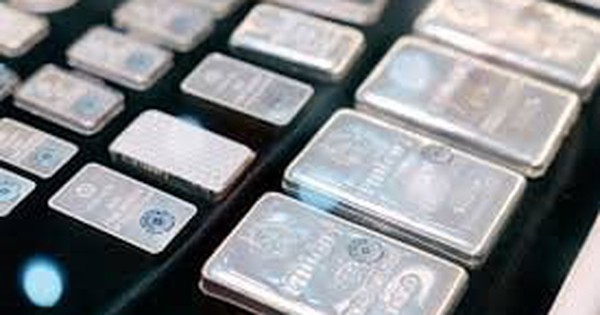 Giá bạc giảm trong đêm giao thừa