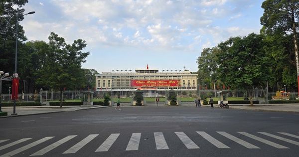 Cảnh vắng lặng hiếm thấy của đường phố Hà Nội, TP.HCM sáng mùng 1 Tết