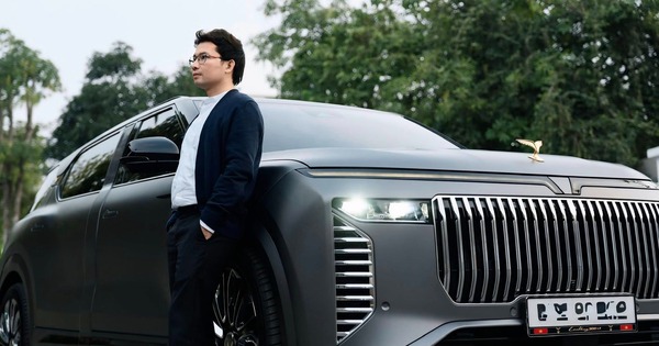 CEO GSM flex nhẹ Lạc Hồng 900 LX bản ghi xám cực lạ, 'vibe' chủ tịch ngập tràn: 'Tôi thay đổi để nhìn lực và trẻ trung hợp với độ tuổi 18+ của mình'