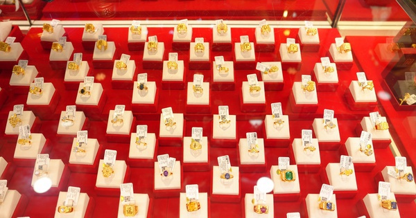 Tối mùng 1 Tết, giá vàng giảm rất mạnh