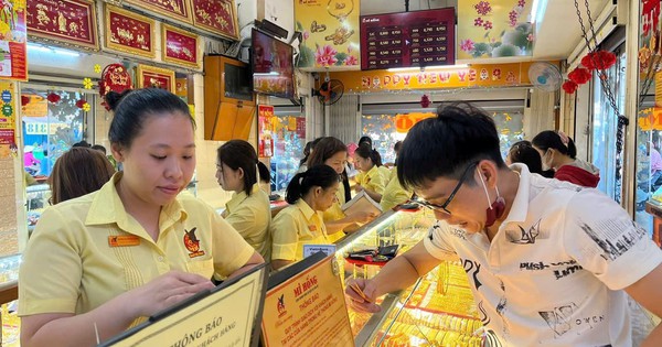 Ngay Tết, hàng loạt cửa hàng vàng ra thông báo nóng