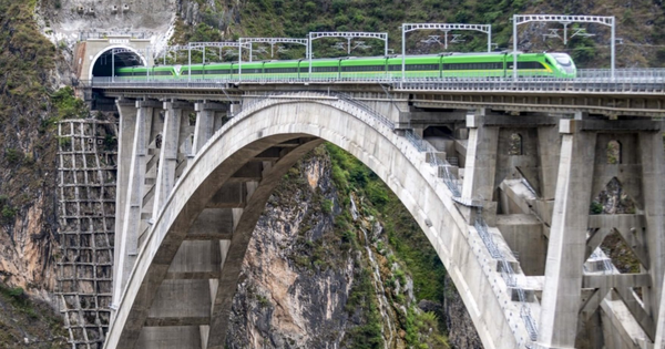 14 năm khoét núi, hơn 150.000 “bể bơi” nước tràn vào khi đào hầm: Láng giềng Việt Nam sắp hoàn thành tuyến đường đi hơn 300 km chỉ mất 4 tiếng rưỡi