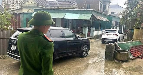 Công an làm việc với tài xế đỗ ô tô 'khoá đuôi', còn thách thức 'đỗ đến mai'