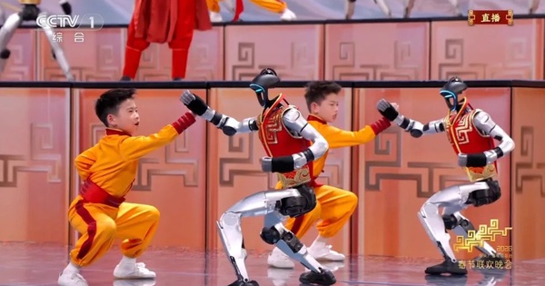 Robot Trung Quốc gây sốt đêm Giao thừa: Công ty nào sản xuất, giá bao nhiêu?