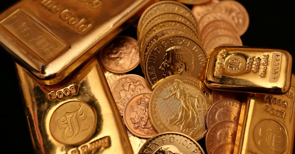 Giá vàng neo cao khi nhà đầu tư ‘căng mắt’ theo dõi lãi suất Fed và biến động địa chính trị