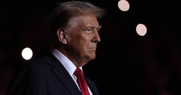 Tổng thống Mỹ tăng thuế quan từ 10% lên 15% trên toàn thế giới