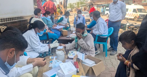 Ấn Độ lập trại y tế dã chiến, xét nghiệm diện rộng sau khi 7 trẻ tử vong liên tiếp chỉ sau 48 giờ phát bệnh