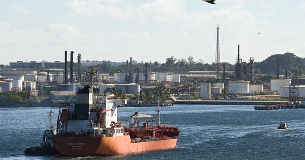 Lần đầu tiên sau 60 năm, Mỹ làm điều này nhắm vào Cuba, hàng loạt tàu chở dầu hướng tới Havana đột ngột quay đầu về