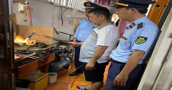 Một tiệm vàng có tiếng vừa bị buộc tiêu hủy sản phẩm, phạt hơn 200 triệu đồng