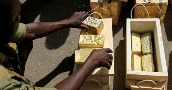 Tịch thu 20 thỏi vàng nặng 21 kg giấu trong một chiếc xe bán tải cabin kép