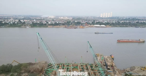 Hà Nội: Nhiều dự án giao thông công nhân 'cắm cờ, dựng trại' quyết tâm vượt tiến độ