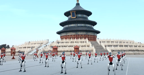 Video hàng chục robot tung cước gây choáng ngợp đền Thiên Đàn