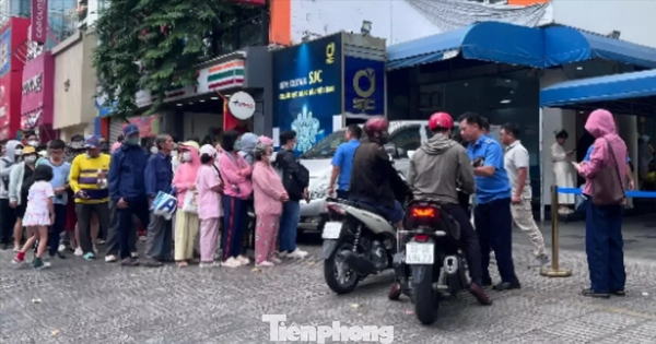 Xếp hàng mua vàng trước ngày vía Thần tài