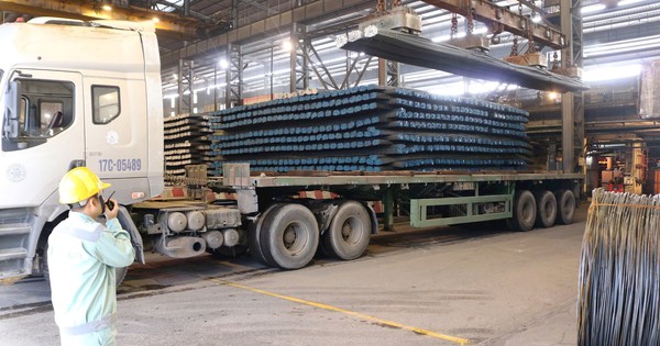 Kỷ lục 25.000 tấn thép xuất hành đầu xuân, Hòa Phát đỏ lửa xuyên Tết