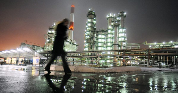 Sóng gió ập đến với dầu Nga: giá giảm mạnh nhất gần 3 năm sau hàng loạt lệnh trừng phạt từ Mỹ và EU