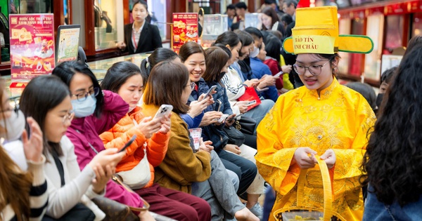 Con phố Hà Nội đông nghẹt chưa từng thấy ngày mùng 8 Tết: Chuyện gì đang xảy ra?