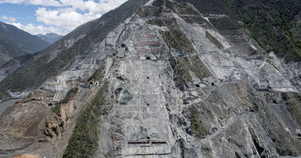 Mang vật liệu lên đỉnh 3.000 mét, dưới lòng đất 650 mét: Láng giềng Việt Nam đang xây công trình chưa từng có trên thế giới