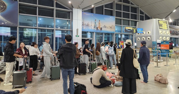 Khách bay đêm qua sân bay Tân Sơn Nhất chật kín, giá cước xe công nghệ tăng vọt