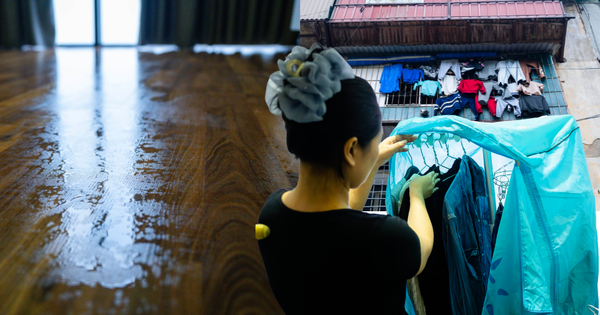 Nỗi ám ảnh "nồm ẩm" quay lại, người dân Hà Nội "khóc ròng": Nhà cửa "đổ mồ hôi", quần áo phơi 3 ngày không khô, sàn trơn như bẫy trượt