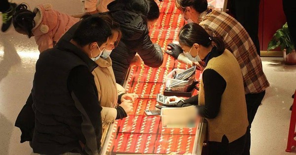 Cặp vợ chồng bán nhà, mang 5,6 tỷ đi mua vàng giữa lúc giá đạt đỉnh, nhân viên lập tức dừng giao dịch