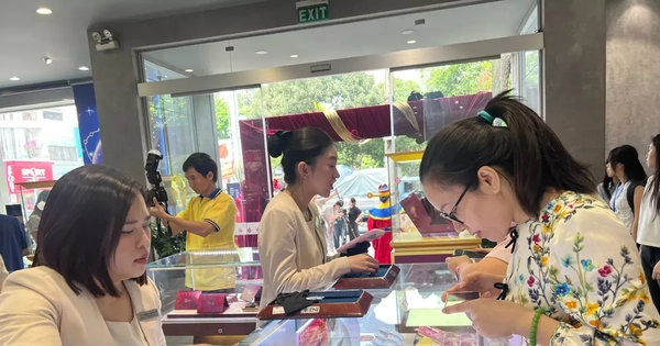 Nhiều người ngỡ ngàng vì mua được vàng quá dễ dàng