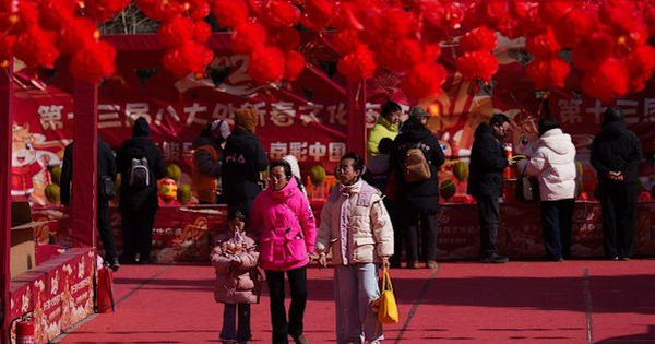 “Tôi sẵn sàng làm bất cứ điều gì để không phải trốn trong nhà vệ sinh và khóc trong bữa cơm tất niên”: Chuyện gì đang xảy ra với giới trẻ Trung Quốc?