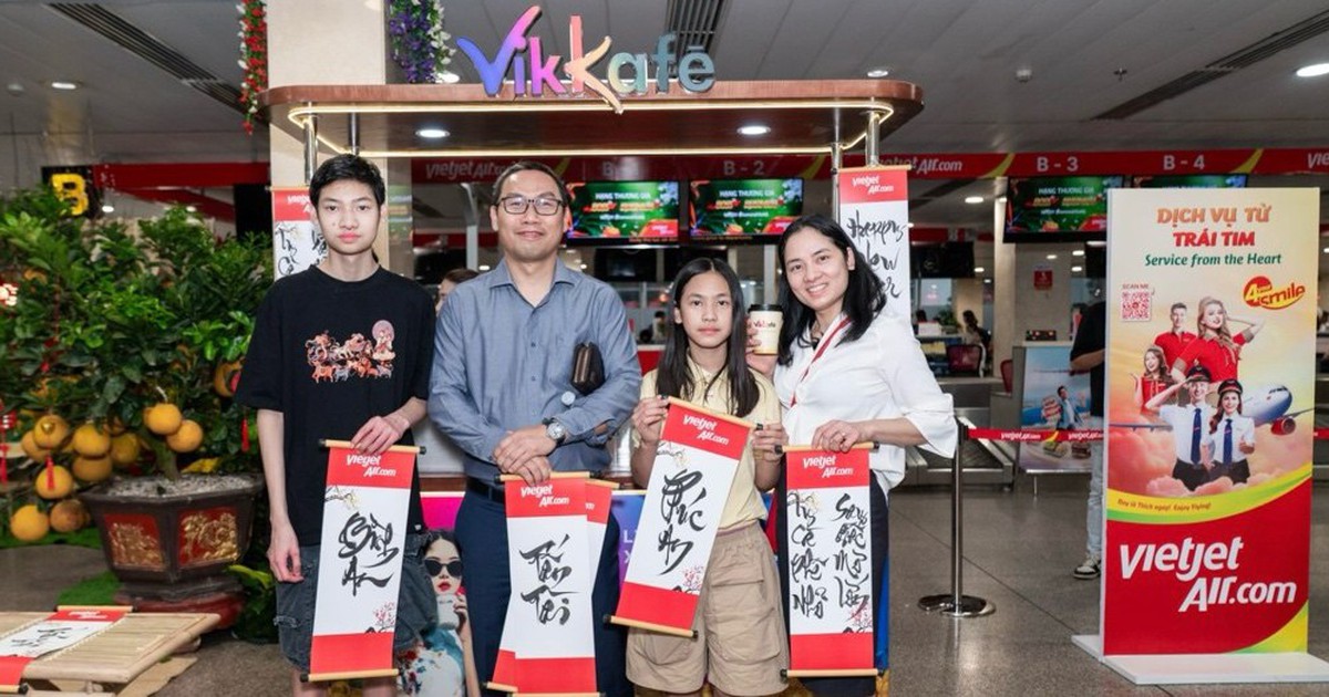 Cục trưởng Cục Hàng không thăm, chúc Tết bà con ngay tại sân bay Tân Sơn Nhất