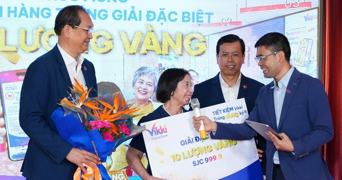 Gửi tiết kiệm 1,1 tỉ đồng, khách hàng Vikki trúng 10 lượng vàng