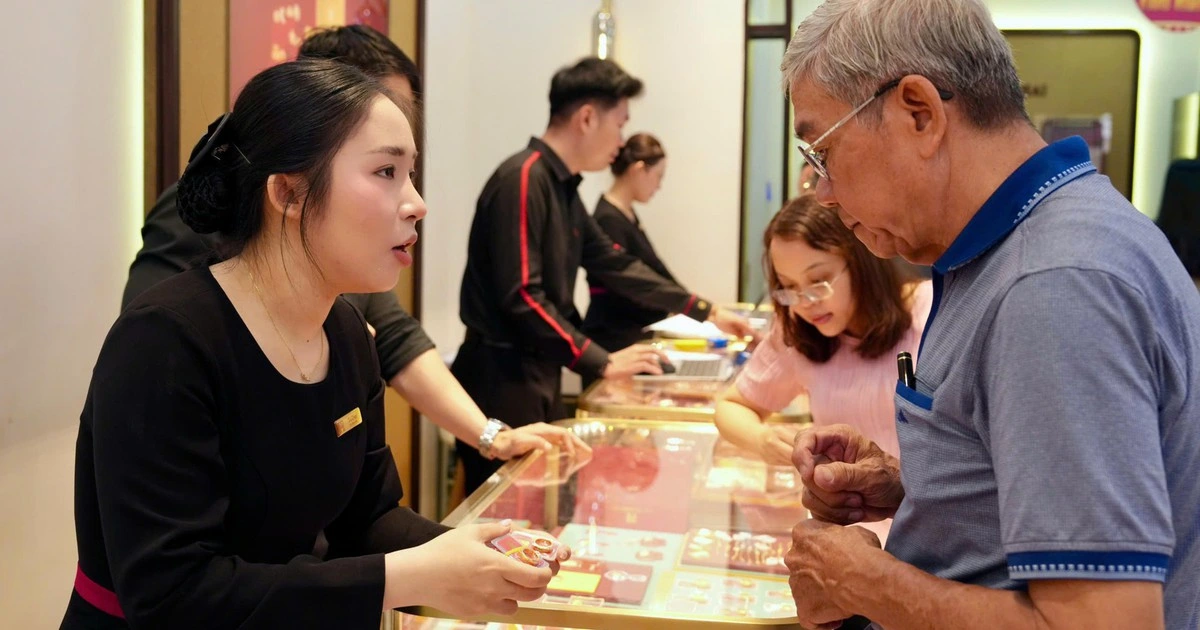 Kéo nhau mua vàng bạc cầu may mắn dịp Thần tài