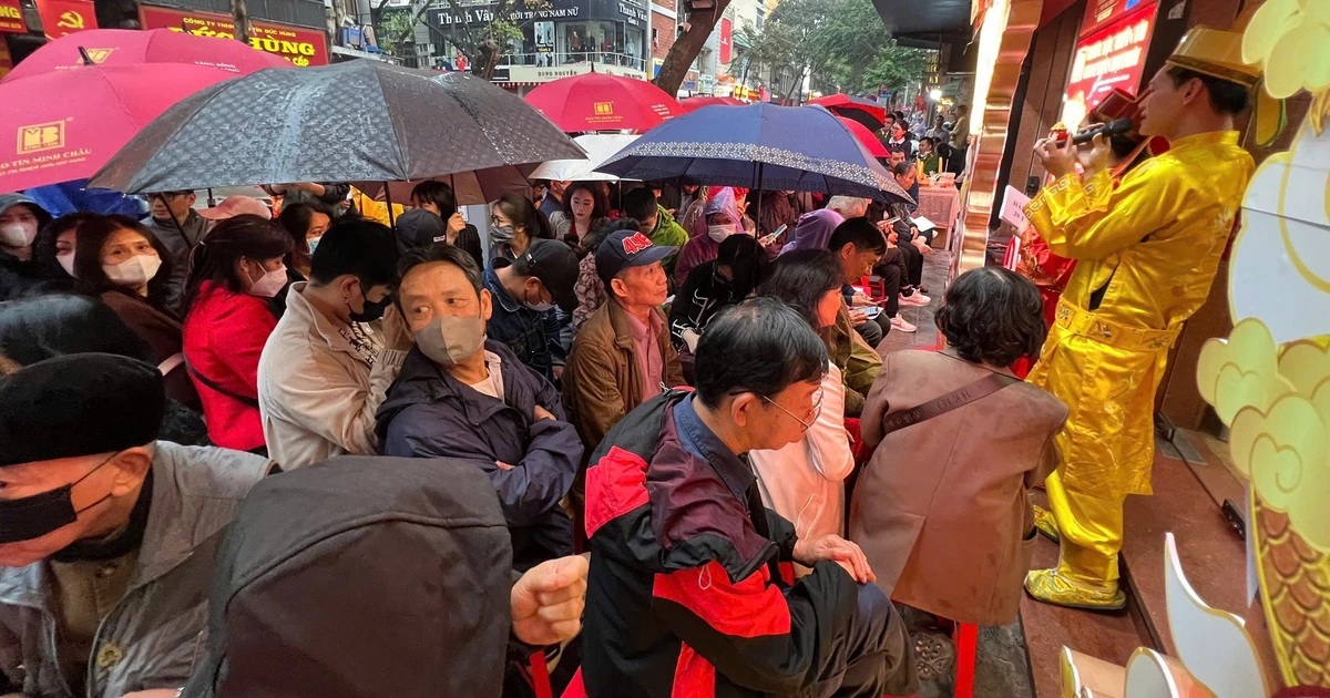 Bất chấp trời mưa, khách hàng ùn ùn đi mua vàng Thần tài từ sáng sớm