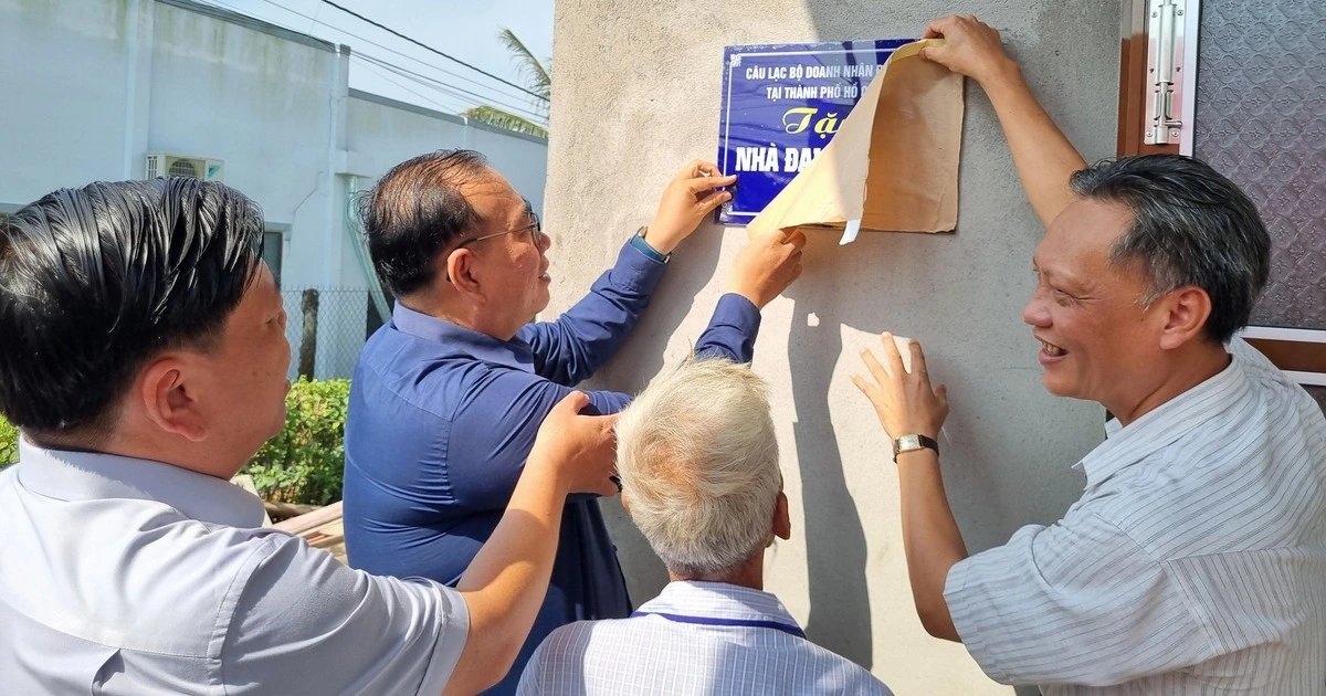 Giáp Tết Bính Ngọ, doanh nhân trao tặng nhà đại đoàn kết ở xã ven biển tỉnh Đồng Tháp