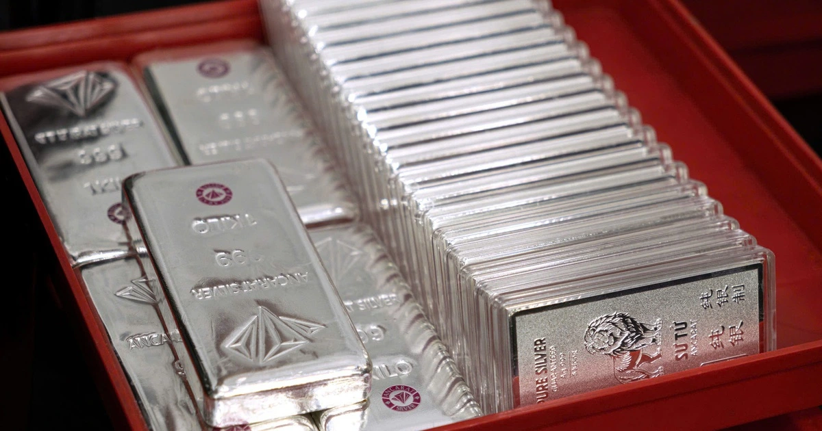 Giá bạc tiếp tục đà rơi, mất hơn 36 triệu đồng/kg