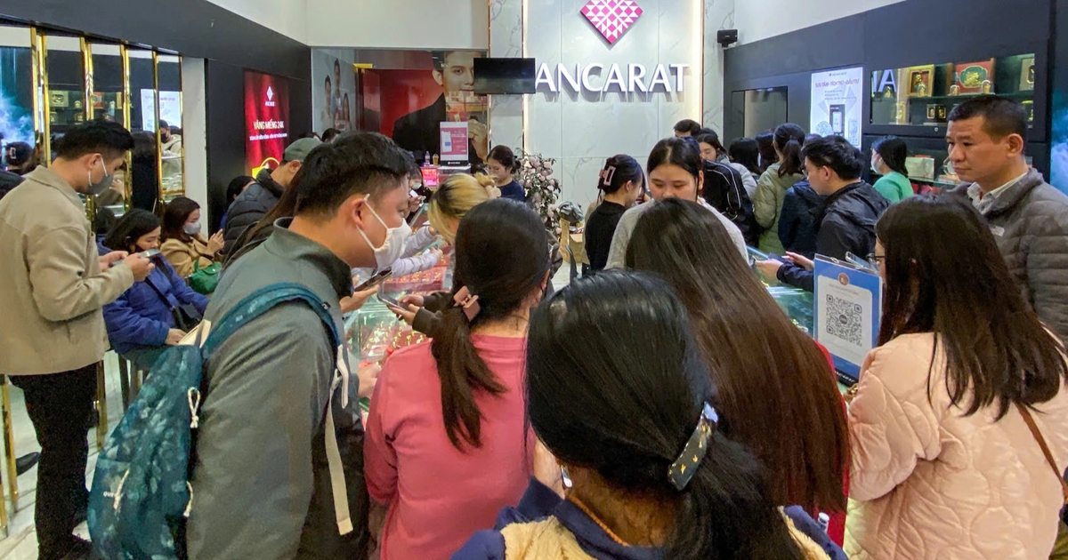 Giá bạc lao dốc, người 'đu đỉnh' lỗ ngay 40 triệu/kg sau vài ngày