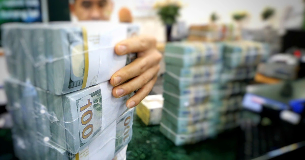 Lãi suất tiền đồng liên ngân hàng tăng vọt