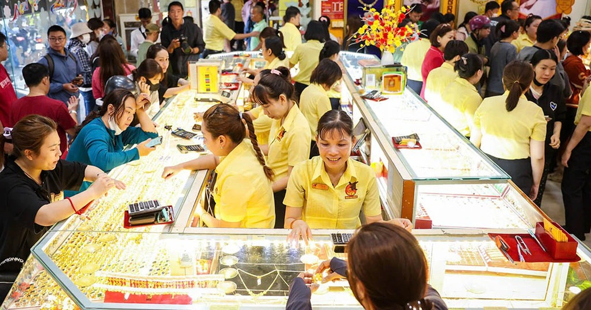 Người dân mua vàng, cổ phiếu... ngày vía Thần tài