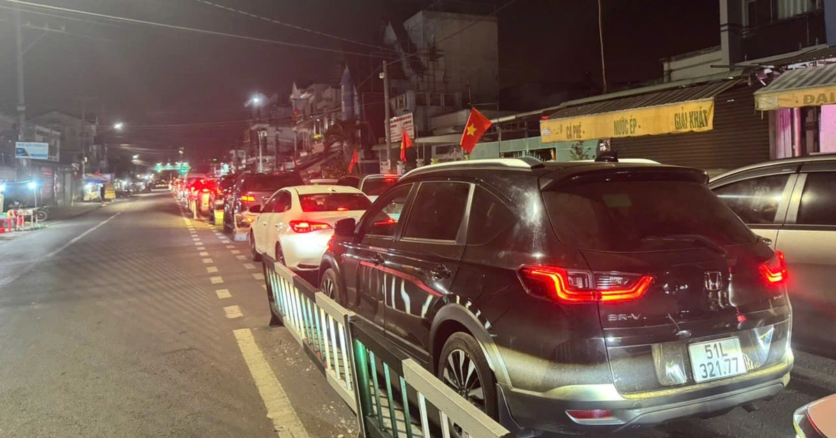 Mùng 5 tết: Kẹt phà Cát Lái đến tận khuya