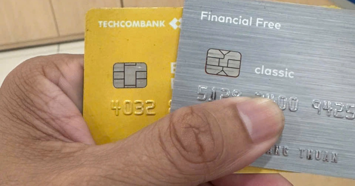 Choáng vì thẻ nằm trong ví nhưng tài khoản bị 'cà' liên tục