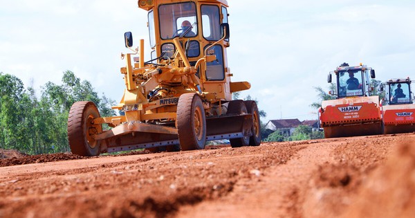 'Nhịp người, nhịp máy' hối hả trên công trường cao tốc 44.000 tỷ đồng ở Gia Lai