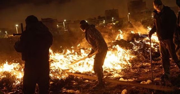 Tiền rơi trắng trời sau thảm kịch máy bay: Chính quyền Bolivia chạy đua tiêu hủy hàng triệu USD trước khi dân nghèo kịp "hôi của"